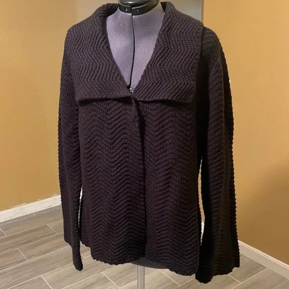 Very nice sweater - Picture 1 of 5